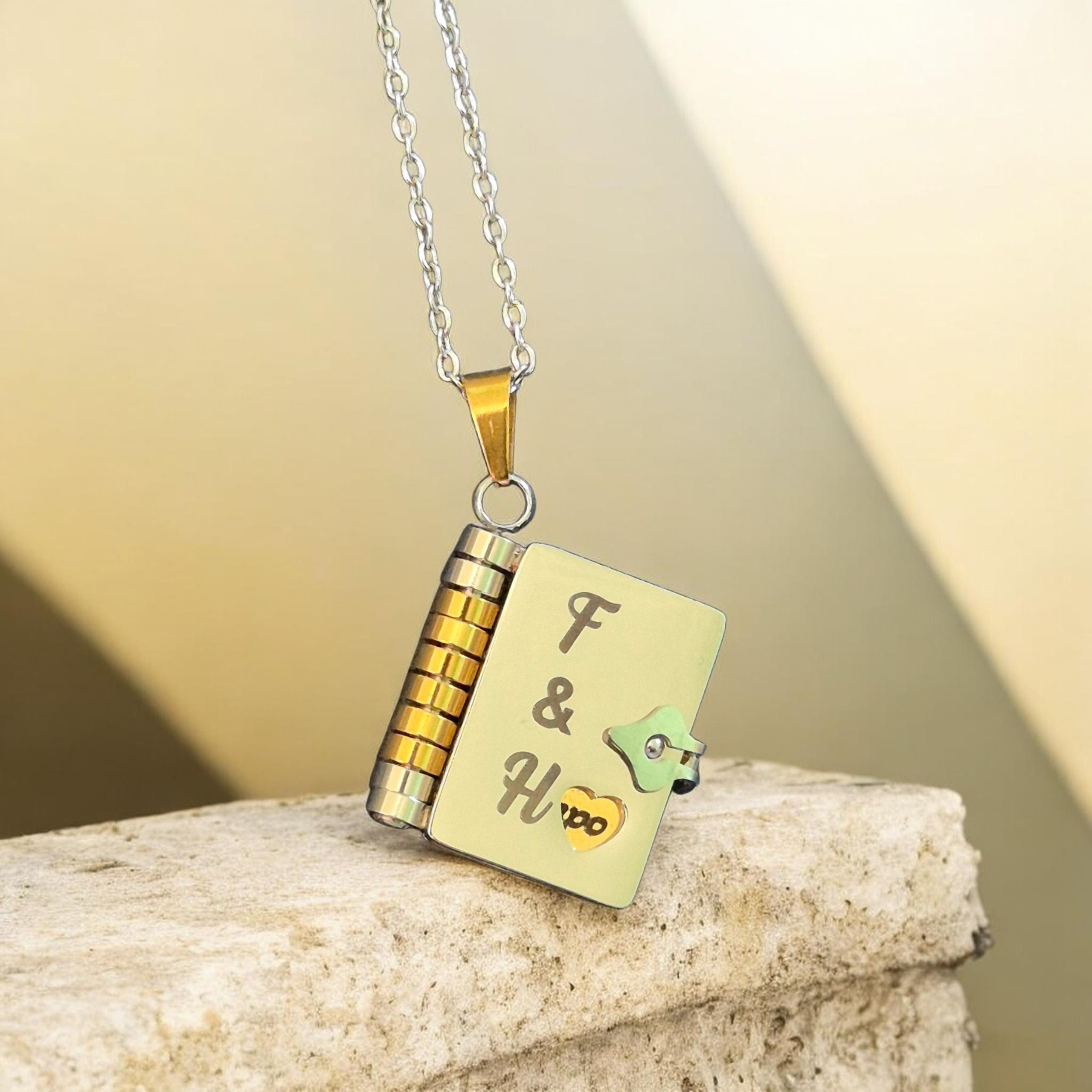 Dije Libro Personalizado Dorado
